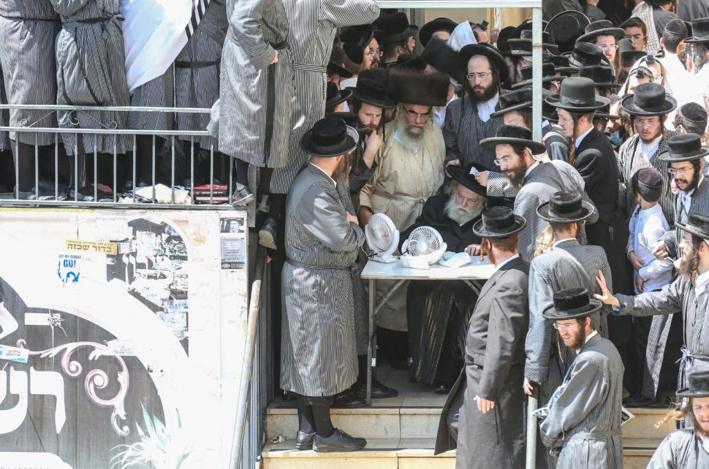 האדמו"ר מתולדות אברהם יצחק הגיע עם חסידיו לציון הרשב"י האדמו"ר מתולדות אברהם יצחק הגיע עם חסידיו לציון הרשב"י