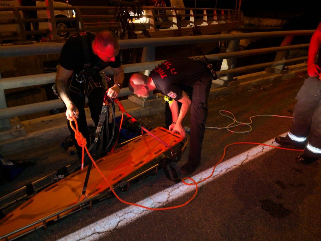 תיעוד: חילוץ מורכב במחלף נווה שאנן בחיפה, נהג אופנוע התנגש בגדר ונהרג