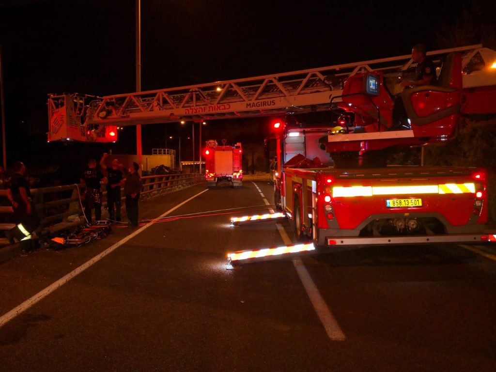 תיעוד: חילוץ מורכב במחלף נווה שאנן בחיפה, נהג אופנוע התנגש בגדר ונהרג