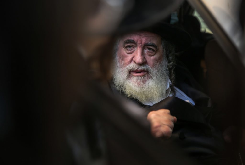 תיעוד: האדמו"ר מויז'ניץ בתפילה באתרא קדישא מירון