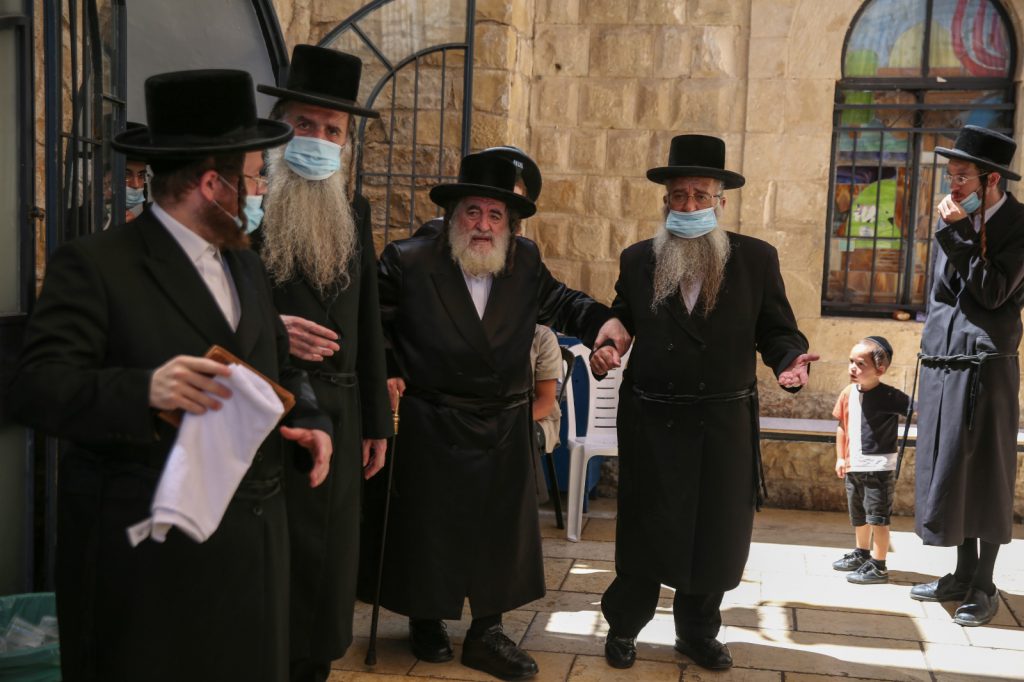 תיעוד: האדמו"ר מויז'ניץ בתפילה באתרא קדישא מירון