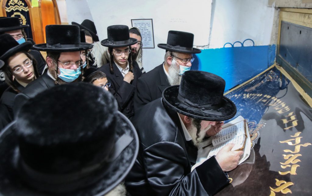 תיעוד: האדמו"ר מויז'ניץ בתפילה באתרא קדישא מירון