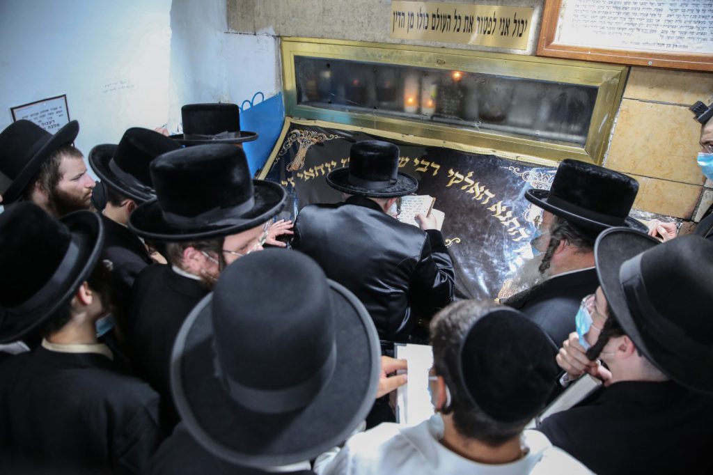 תיעוד: האדמו"ר מויז'ניץ בתפילה באתרא קדישא מירון