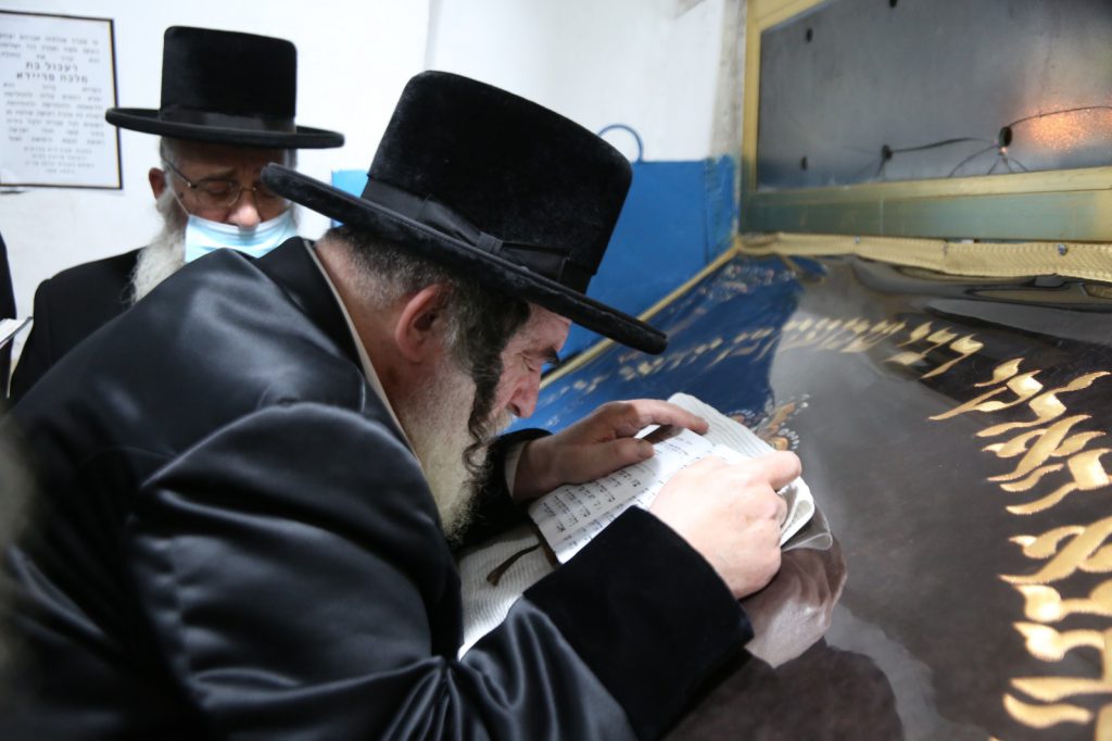 תיעוד: האדמו"ר מויז'ניץ בתפילה באתרא קדישא מירון