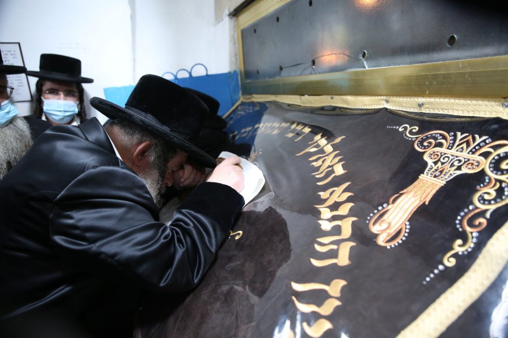 תיעוד: האדמו"ר מויז'ניץ בתפילה באתרא קדישא מירון