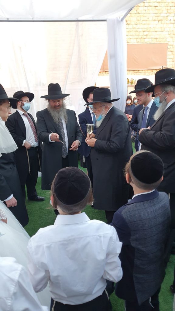 תיעוד: המשפיע הליטאי חיתן את בתו בחצר התלמוד תורה תיעוד: המשפיע הליטאי חיתן את בתו בחצר התלמוד תורה