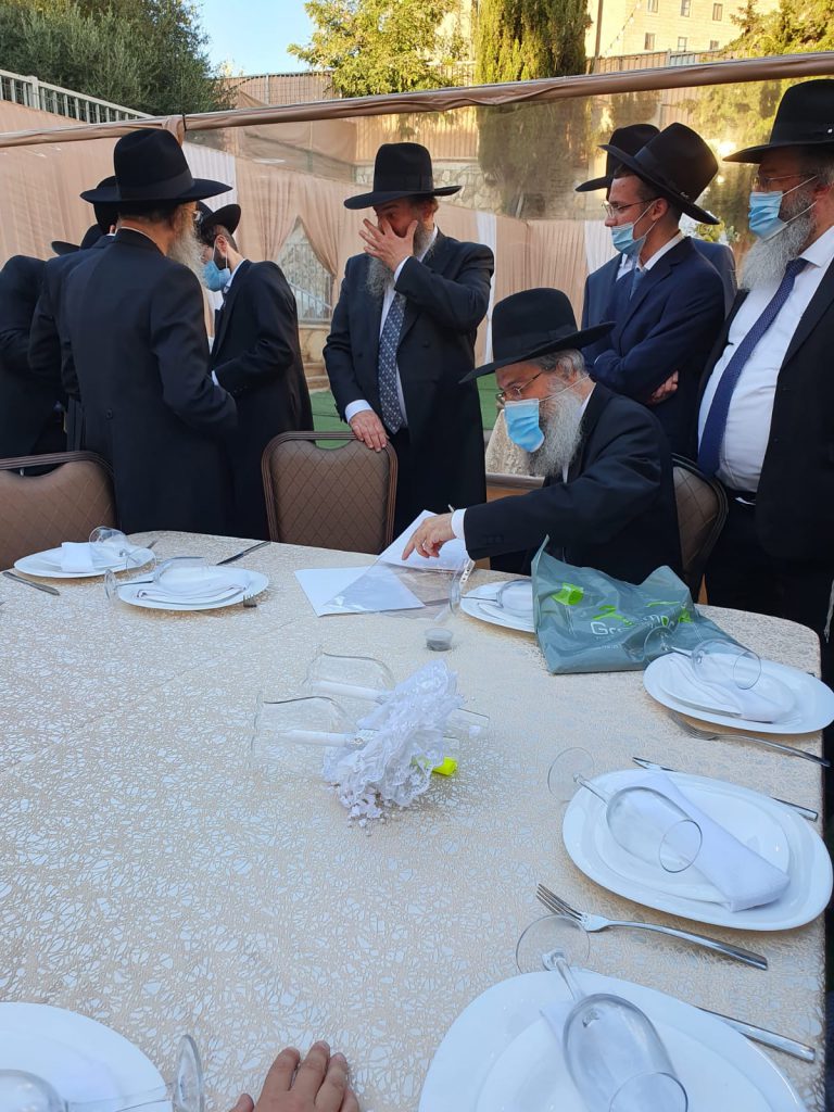 תיעוד: המשפיע הליטאי חיתן את בתו בחצר התלמוד תורה תיעוד: המשפיע הליטאי חיתן את בתו בחצר התלמוד תורה