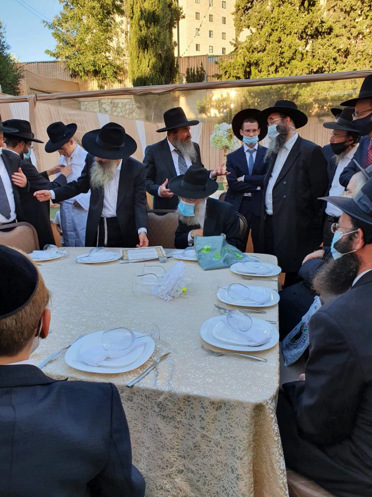 תיעוד: המשפיע הליטאי חיתן את בתו בחצר התלמוד תורה תיעוד: המשפיע הליטאי חיתן את בתו בחצר התלמוד תורה