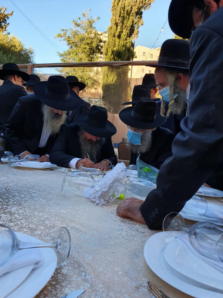 תיעוד: המשפיע הליטאי חיתן את בתו בחצר התלמוד תורה תיעוד: המשפיע הליטאי חיתן את בתו בחצר התלמוד תורה