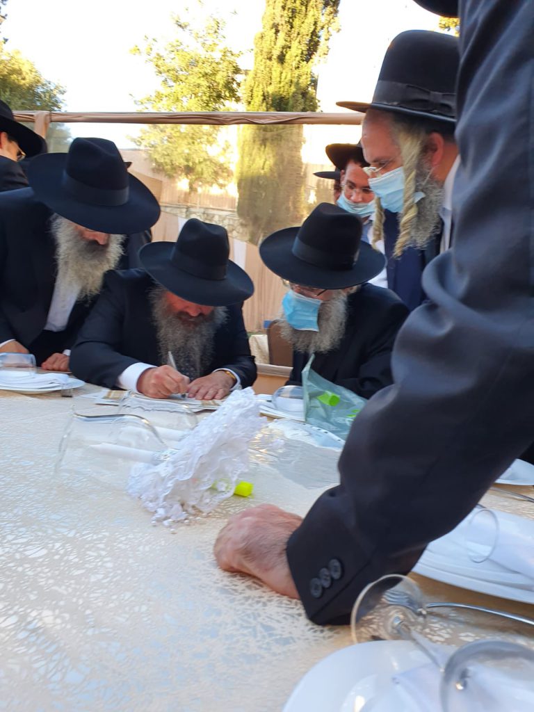 תיעוד: המשפיע הליטאי חיתן את בתו בחצר התלמוד תורה תיעוד: המשפיע הליטאי חיתן את בתו בחצר התלמוד תורה