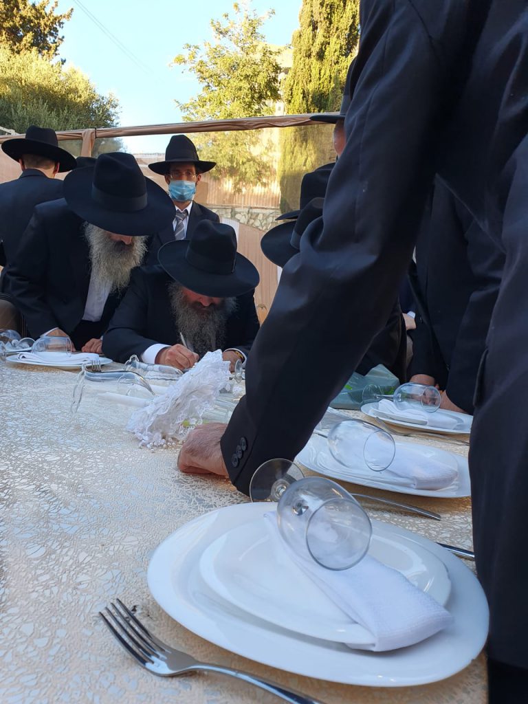 תיעוד: המשפיע הליטאי חיתן את בתו בחצר התלמוד תורה תיעוד: המשפיע הליטאי חיתן את בתו בחצר התלמוד תורה