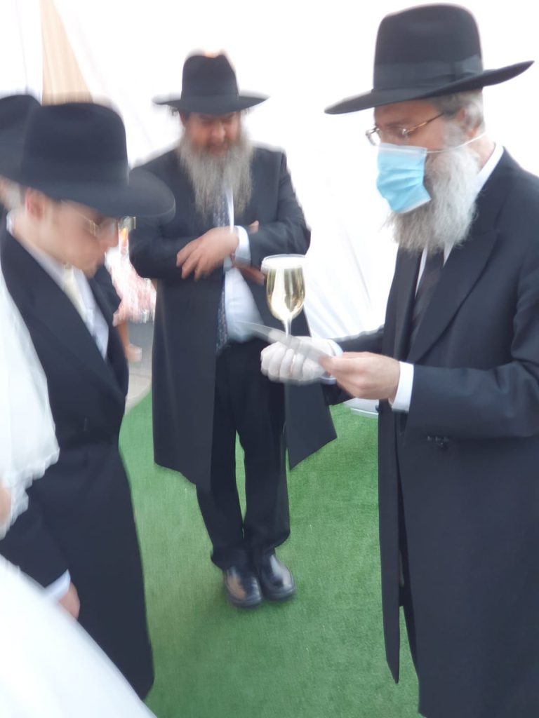 תיעוד: המשפיע הליטאי חיתן את בתו בחצר התלמוד תורה תיעוד: המשפיע הליטאי חיתן את בתו בחצר התלמוד תורה