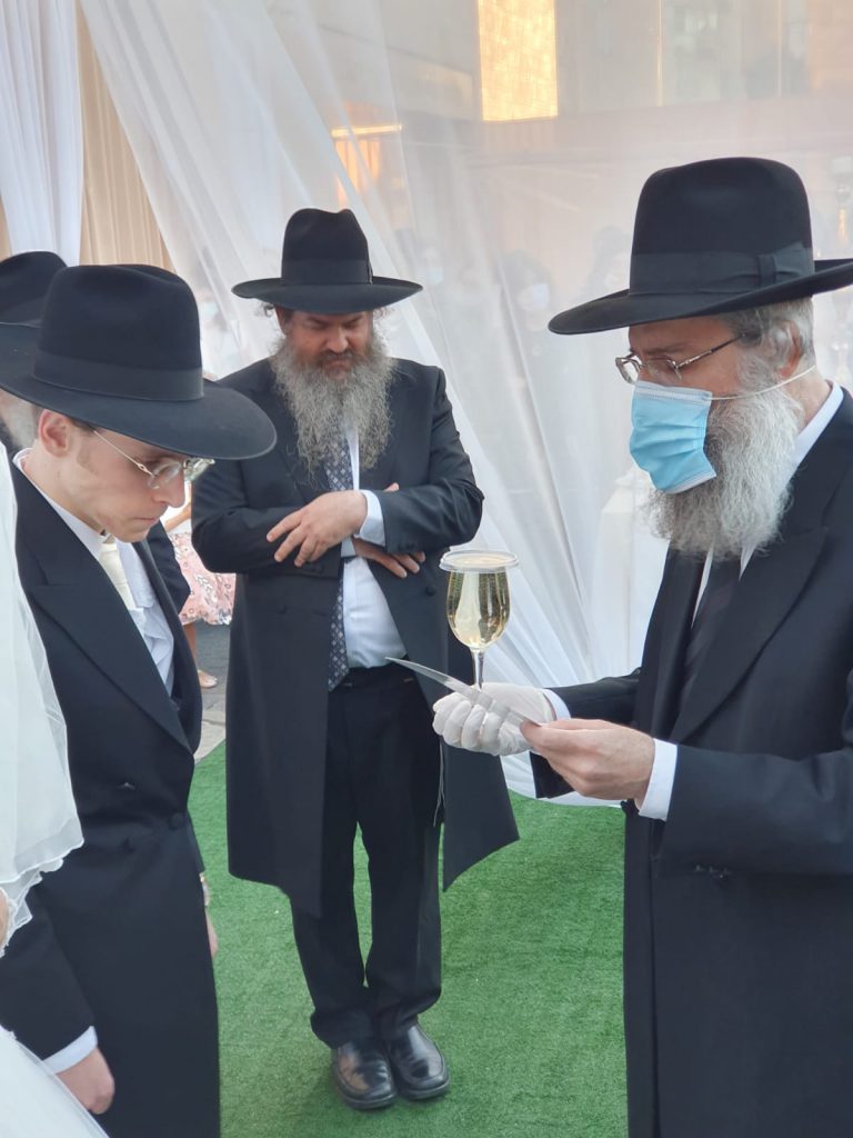 תיעוד: המשפיע הליטאי חיתן את בתו בחצר התלמוד תורה תיעוד: המשפיע הליטאי חיתן את בתו בחצר התלמוד תורה