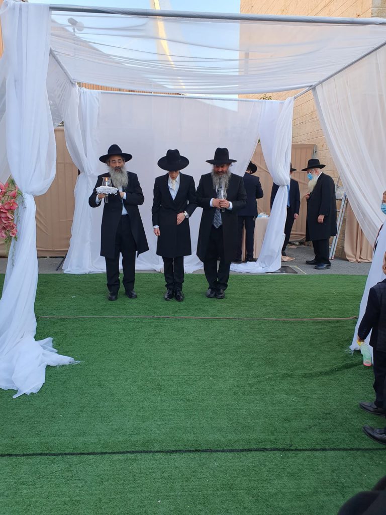 תיעוד: המשפיע הליטאי חיתן את בתו בחצר התלמוד תורה תיעוד: המשפיע הליטאי חיתן את בתו בחצר התלמוד תורה