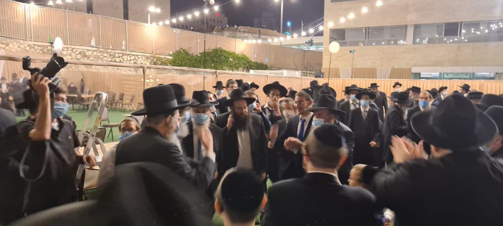 תיעוד: המשפיע הליטאי חיתן את בתו בחצר התלמוד תורה תיעוד: המשפיע הליטאי חיתן את בתו בחצר התלמוד תורה