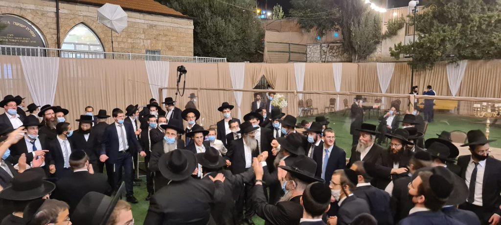 תיעוד: המשפיע הליטאי חיתן את בתו בחצר התלמוד תורה תיעוד: המשפיע הליטאי חיתן את בתו בחצר התלמוד תורה