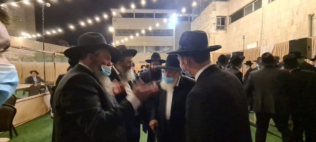 תיעוד: המשפיע הליטאי חיתן את בתו בחצר התלמוד תורה תיעוד: המשפיע הליטאי חיתן את בתו בחצר התלמוד תורה