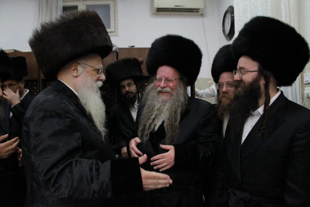 תיעוד סעודת ההודיה שערך האדמו"ר מקוזמיר