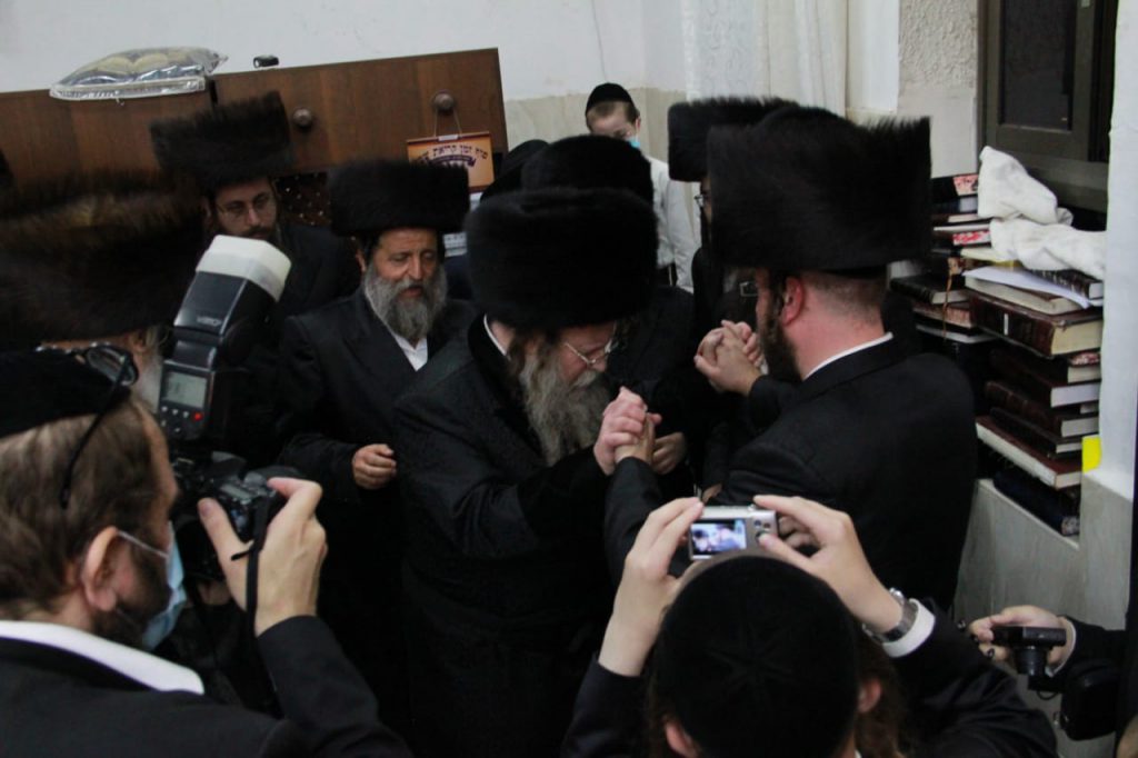 תיעוד סעודת ההודיה שערך האדמו"ר מקוזמיר