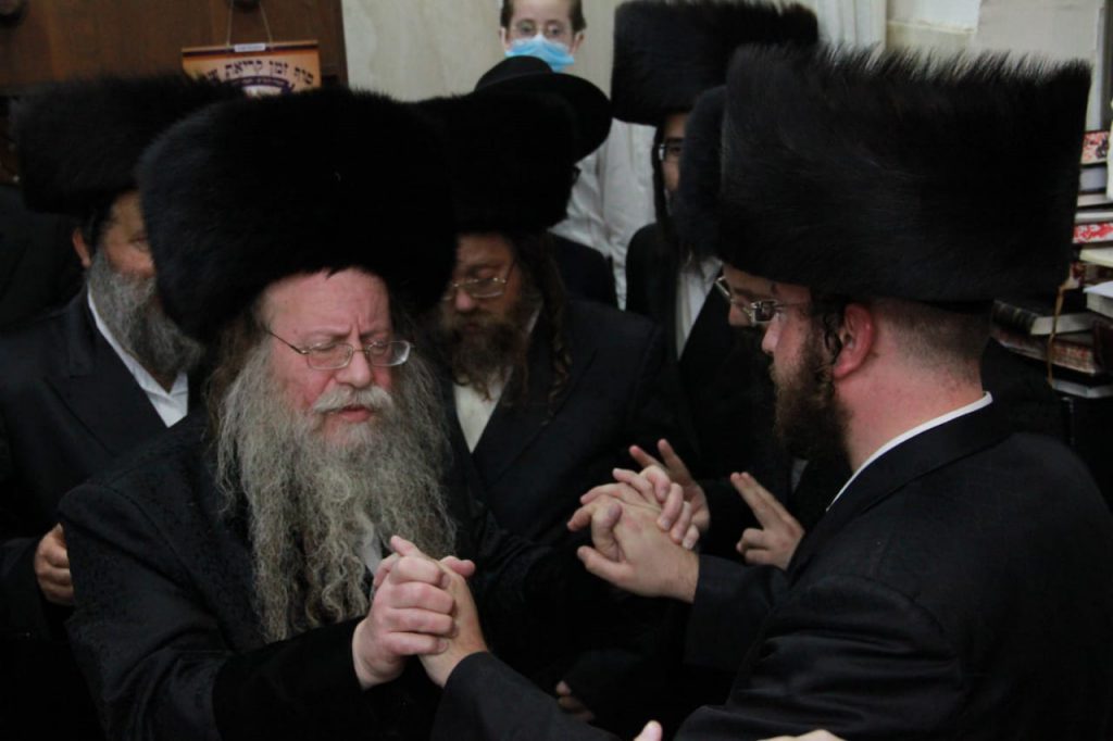 תיעוד סעודת ההודיה שערך האדמו"ר מקוזמיר