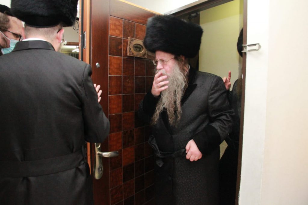 תיעוד: האדמו"ר מקוזמיר במצות שילוח הקן