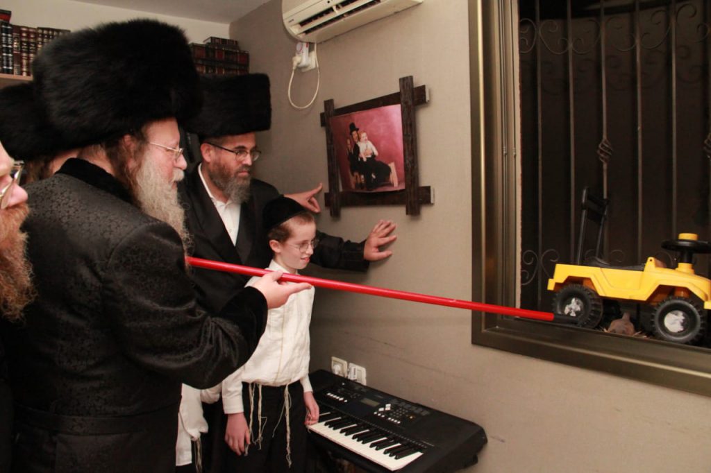 תיעוד: האדמו"ר מקוזמיר במצות שילוח הקן