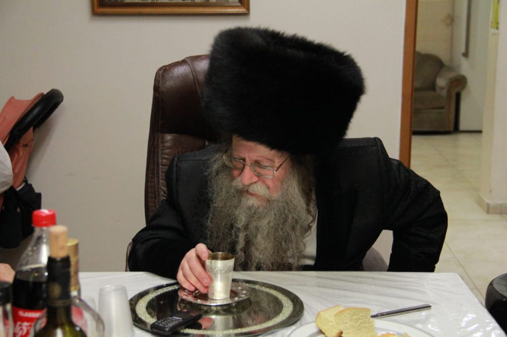 תיעוד: האדמו"ר מקוזמיר במצות שילוח הקן