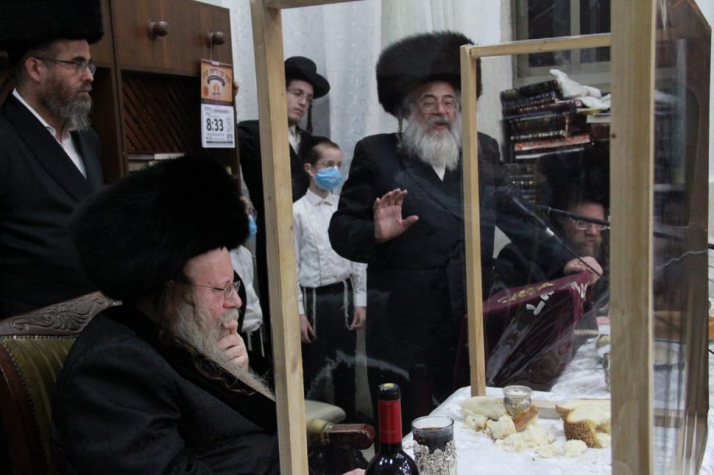 תיעוד סעודת ההודיה שערך האדמו"ר מקוזמיר