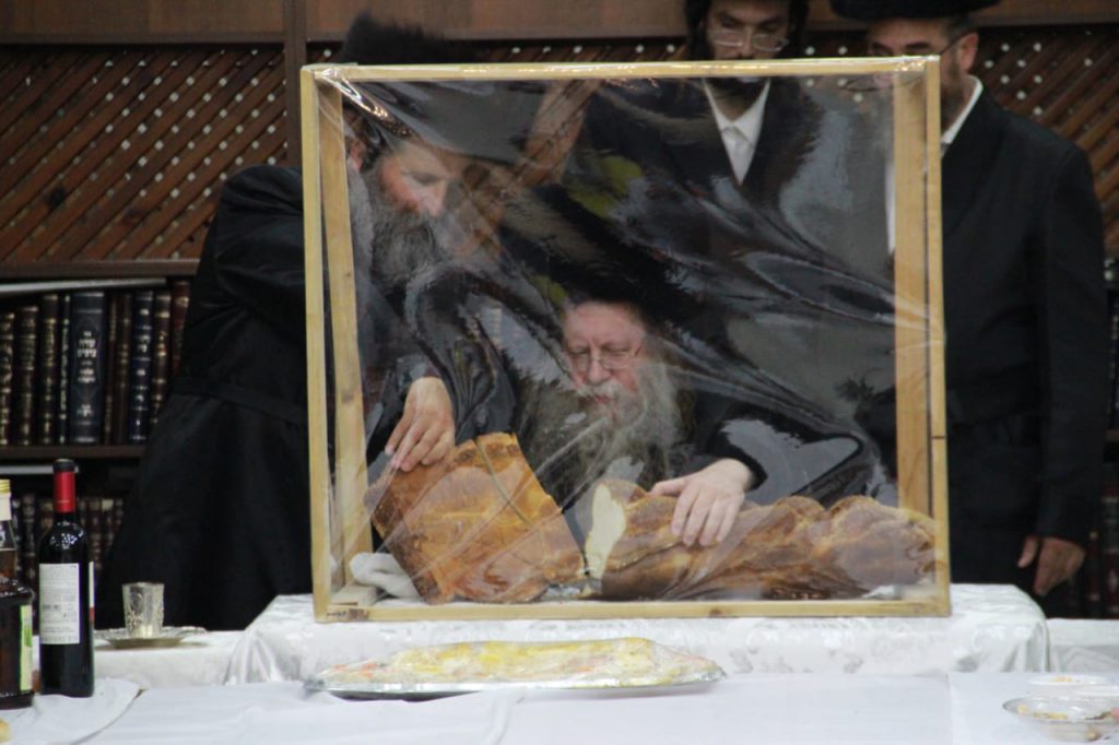 תיעוד סעודת ההודיה שערך האדמו"ר מקוזמיר