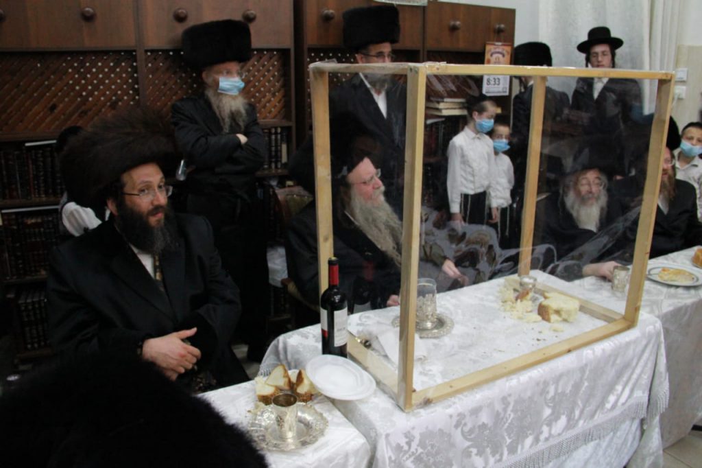 תיעוד סעודת ההודיה שערך האדמו"ר מקוזמיר