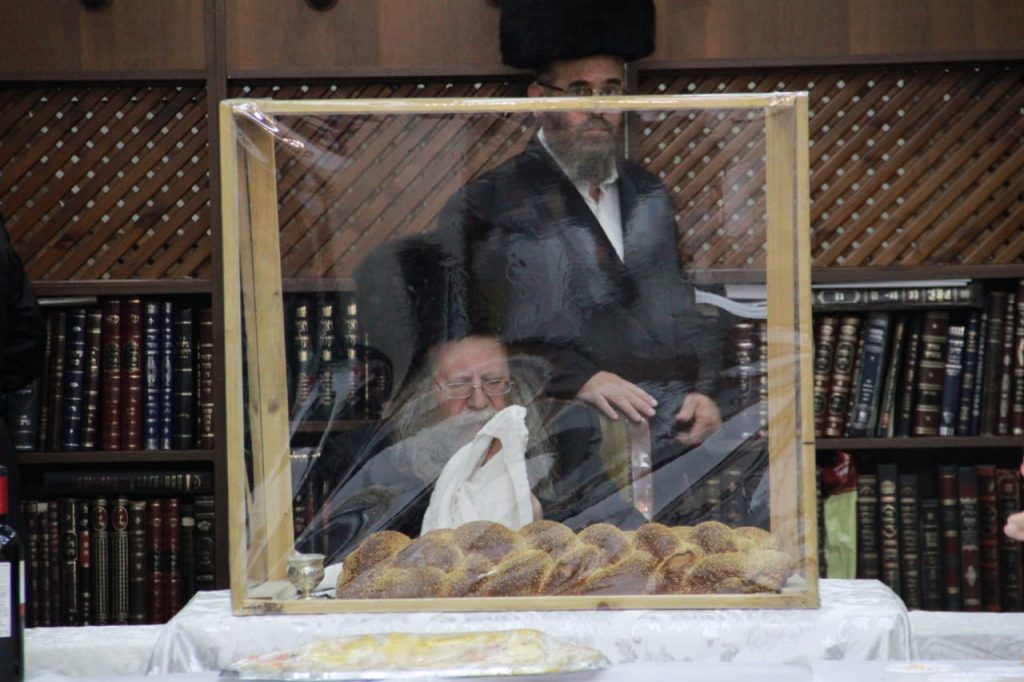 תיעוד סעודת ההודיה שערך האדמו"ר מקוזמיר