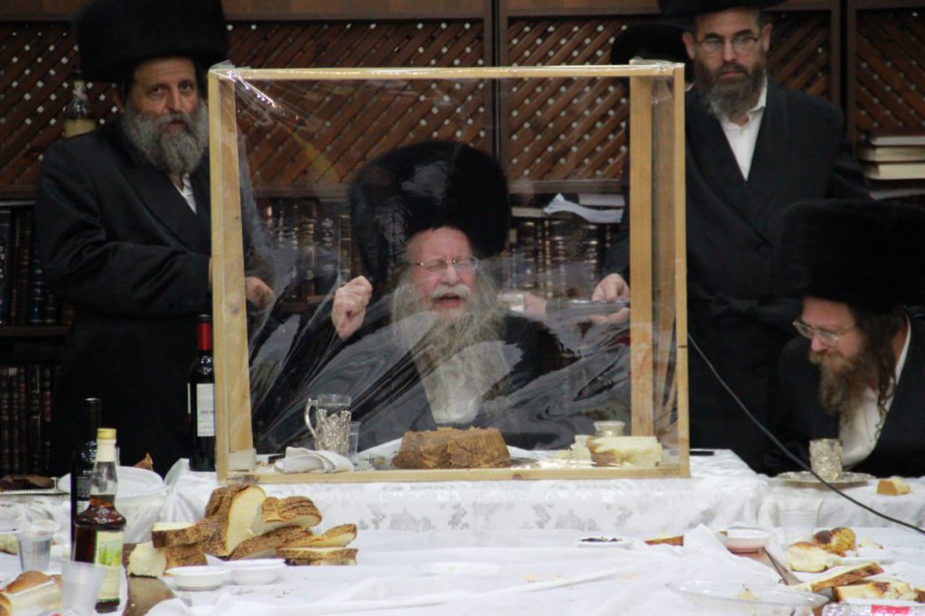 תיעוד סעודת ההודיה שערך האדמו"ר מקוזמיר