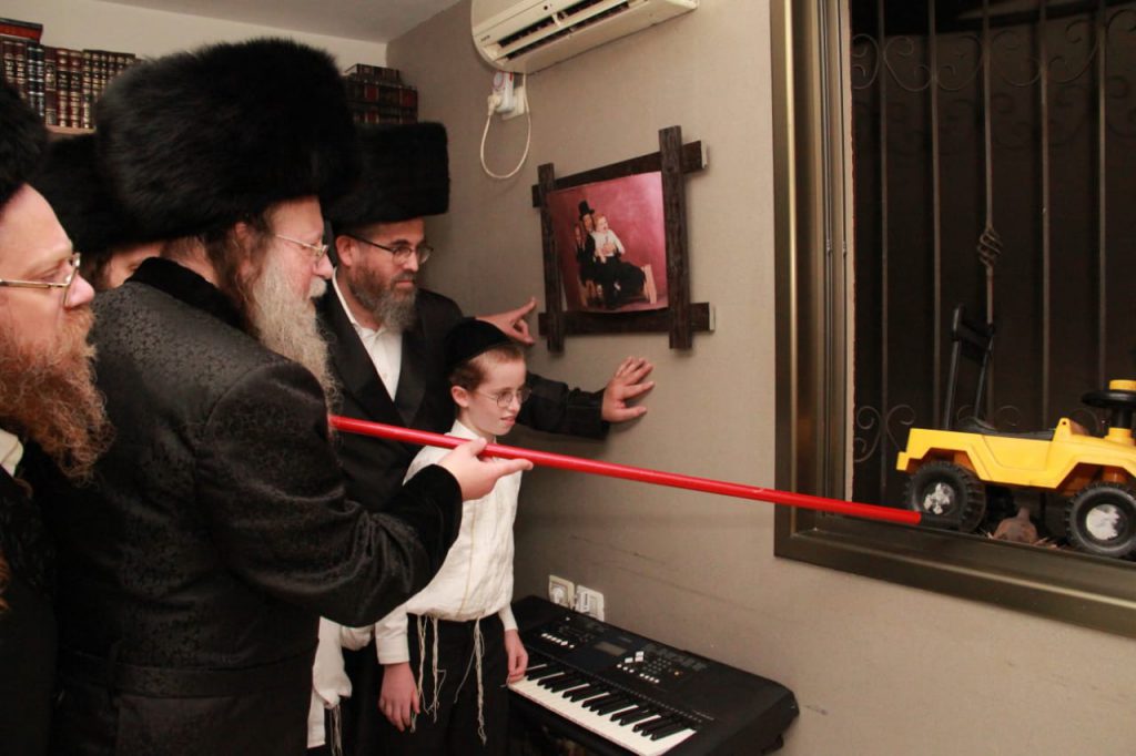 תיעוד: האדמו"ר מקוזמיר במצות שילוח הקן