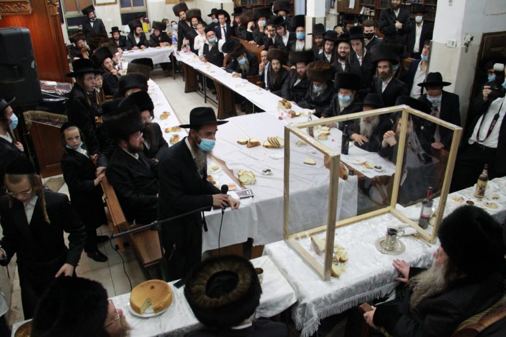 תיעוד סעודת ההודיה שערך האדמו"ר מקוזמיר