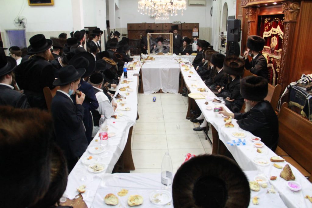 תיעוד סעודת ההודיה שערך האדמו"ר מקוזמיר