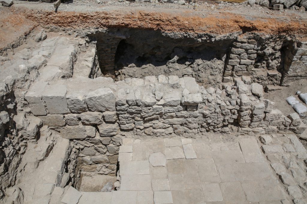 תיעוד: אתר ארכיאולוגי התגלה בצפת בזמן עבודות בכביש