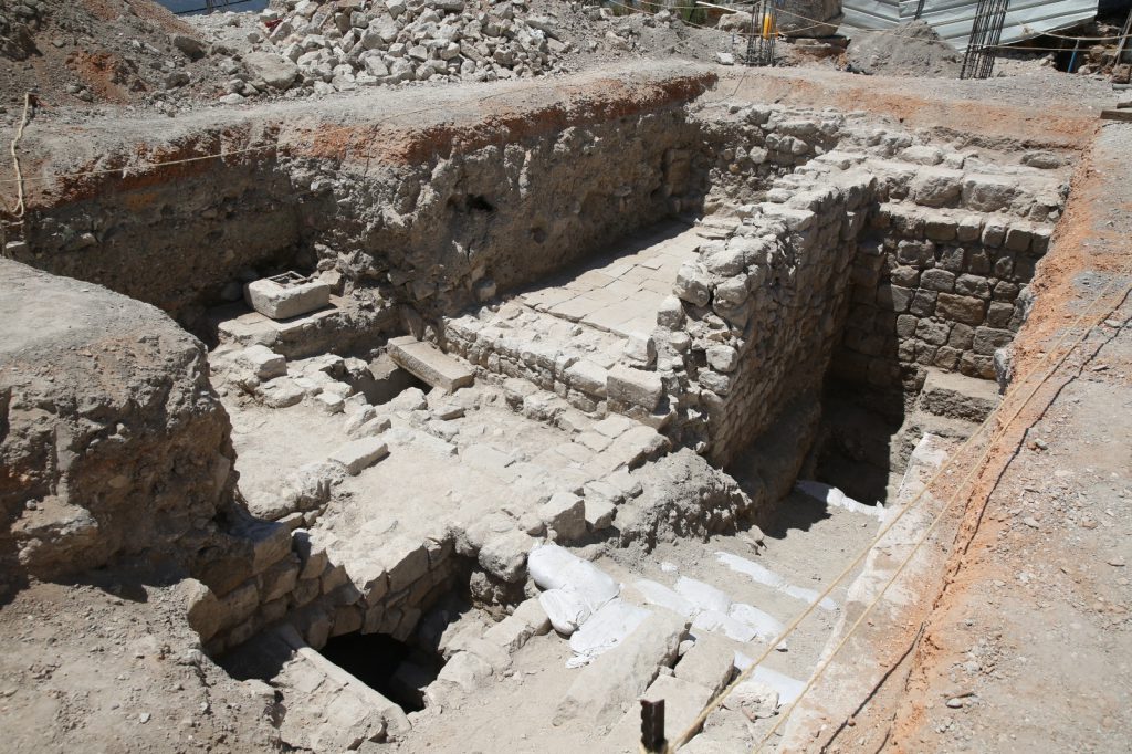 תיעוד: אתר ארכיאולוגי התגלה בצפת בזמן עבודות בכביש