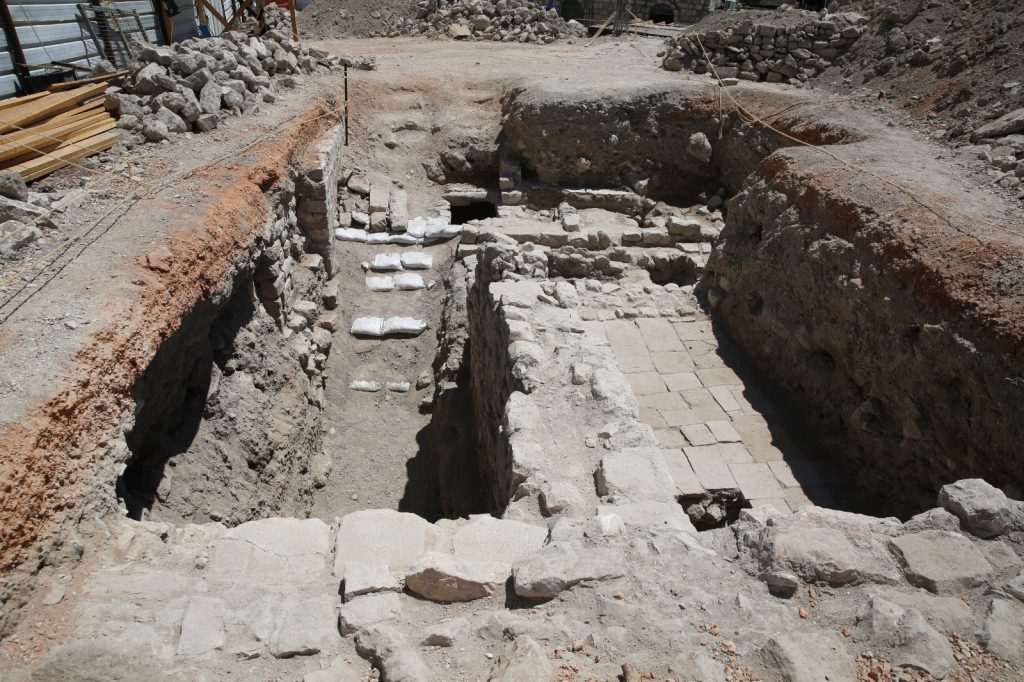 תיעוד: אתר ארכיאולוגי התגלה בצפת בזמן עבודות בכביש