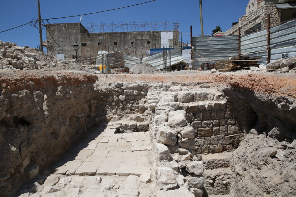 תיעוד: אתר ארכיאולוגי התגלה בצפת בזמן עבודות בכביש