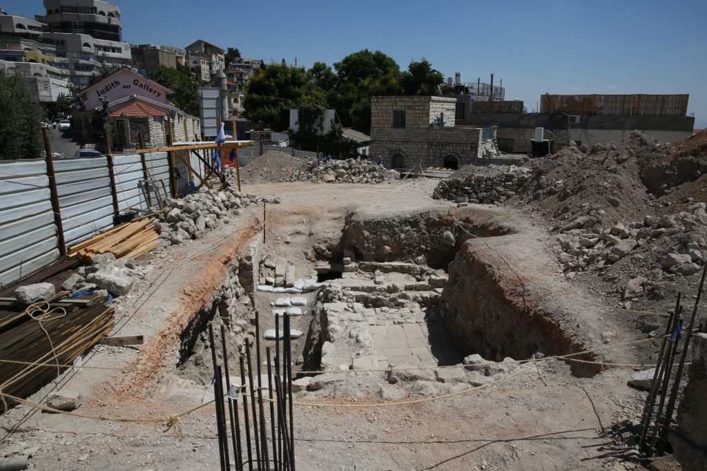 תיעוד: אתר ארכיאולוגי התגלה בצפת בזמן עבודות בכביש