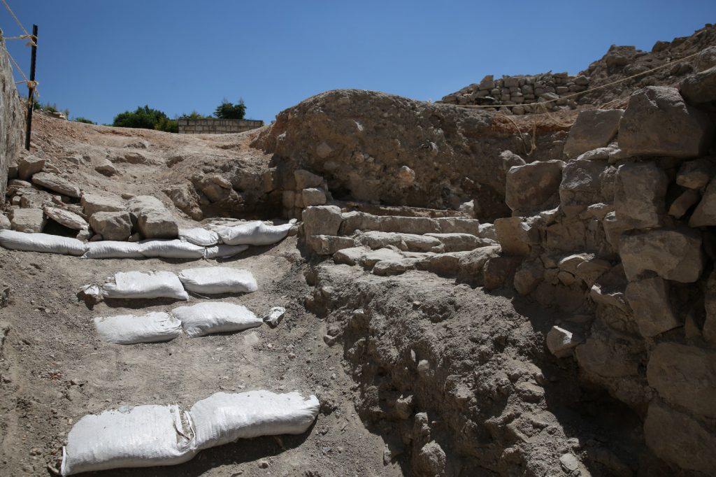 תיעוד: אתר ארכיאולוגי התגלה בצפת בזמן עבודות בכביש