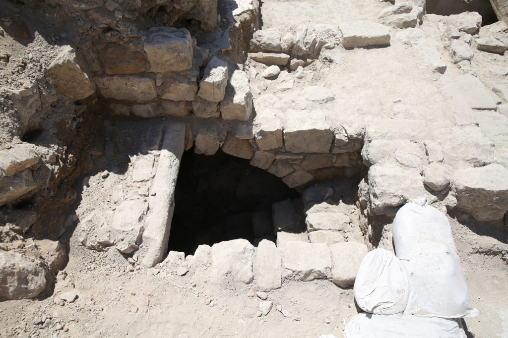 תיעוד: אתר ארכיאולוגי התגלה בצפת בזמן עבודות בכביש