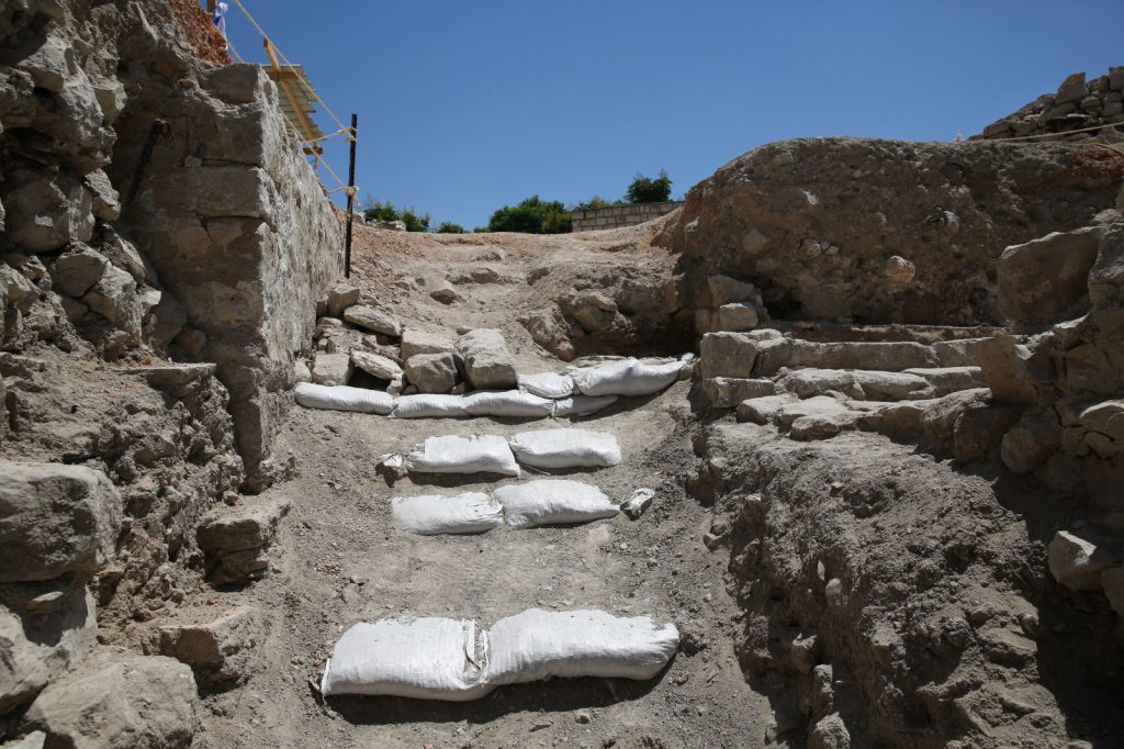 תיעוד: אתר ארכיאולוגי התגלה בצפת בזמן עבודות בכביש