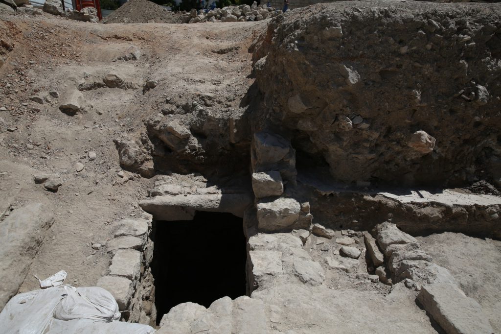 תיעוד: אתר ארכיאולוגי התגלה בצפת בזמן עבודות בכביש