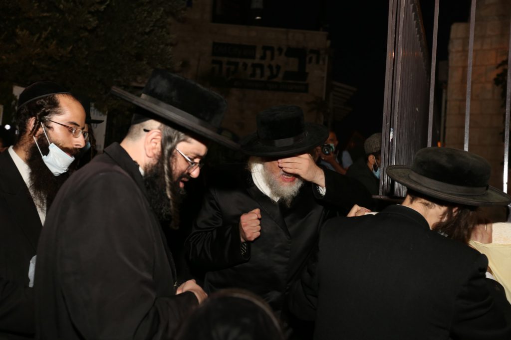 האדמו''ר ממבקשי אמונה יצא להפגנה נגד הלל