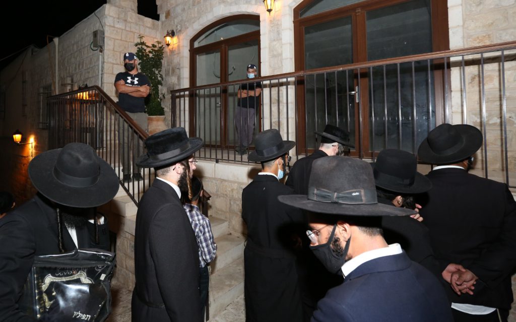 האדמו''ר ממבקשי אמונה יצא להפגנה נגד הלל