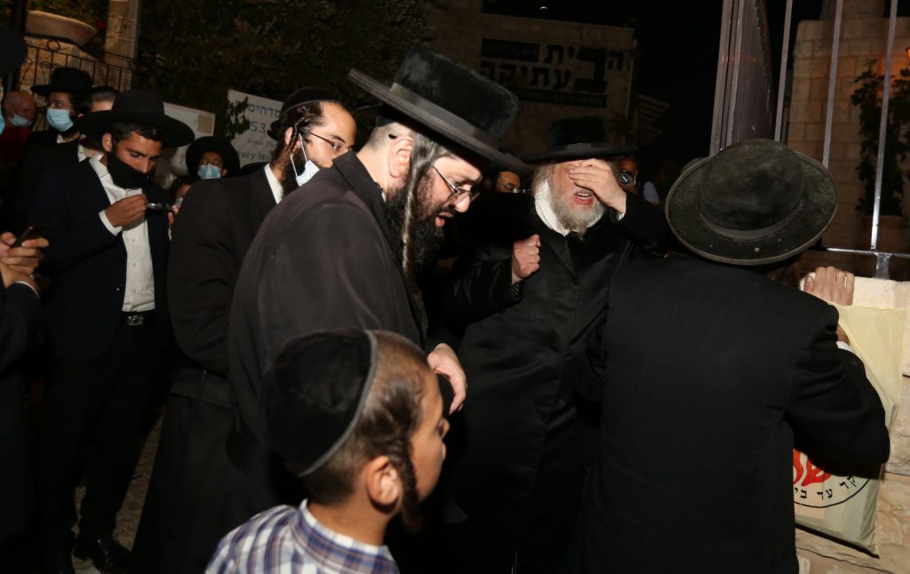 האדמו''ר ממבקשי אמונה יצא להפגנה נגד הלל