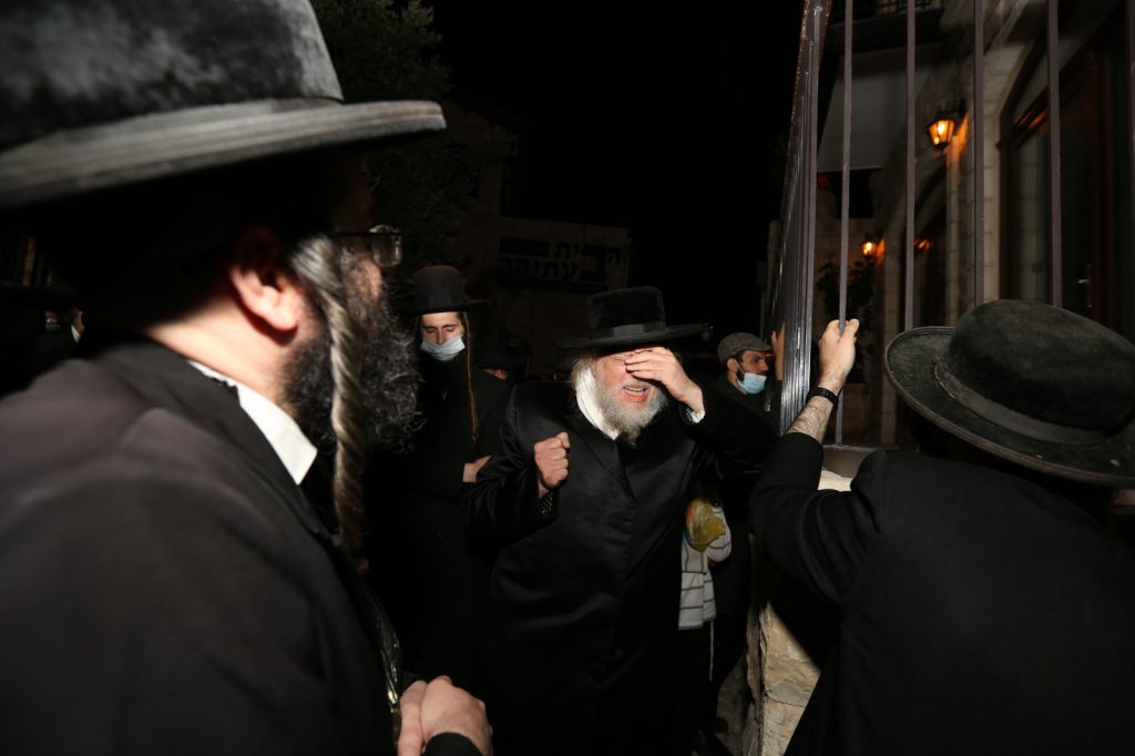 האדמו''ר ממבקשי אמונה יצא להפגנה נגד הלל