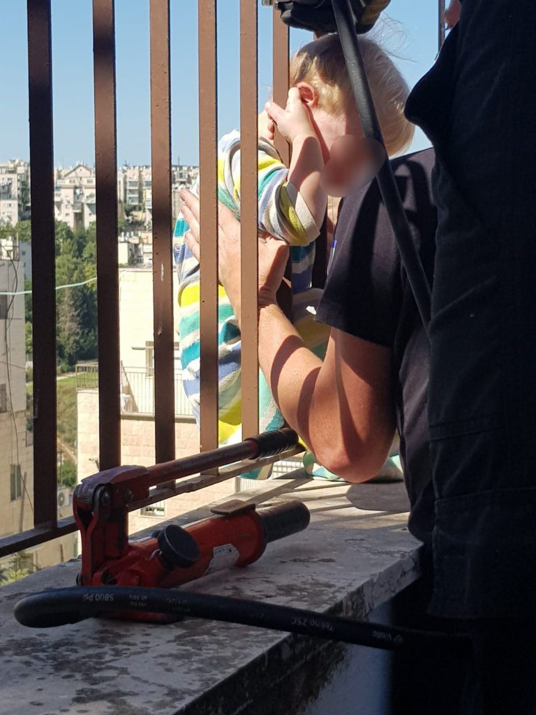 צפו: תינוק תלוי בראשו בסורגי מרפסת ביתו בקומה החמישית צפו: תינוק תלוי בראשו בסורגי מרפסת ביתו בקומה החמישית