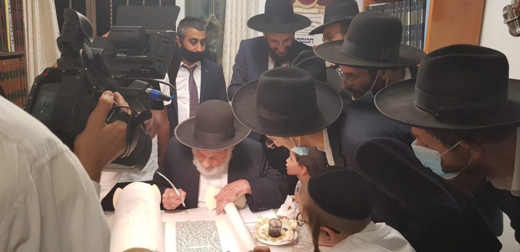 תיעוד: הכנסת ספר תורה לבית המדרש 'זכות אבות' ברוממה